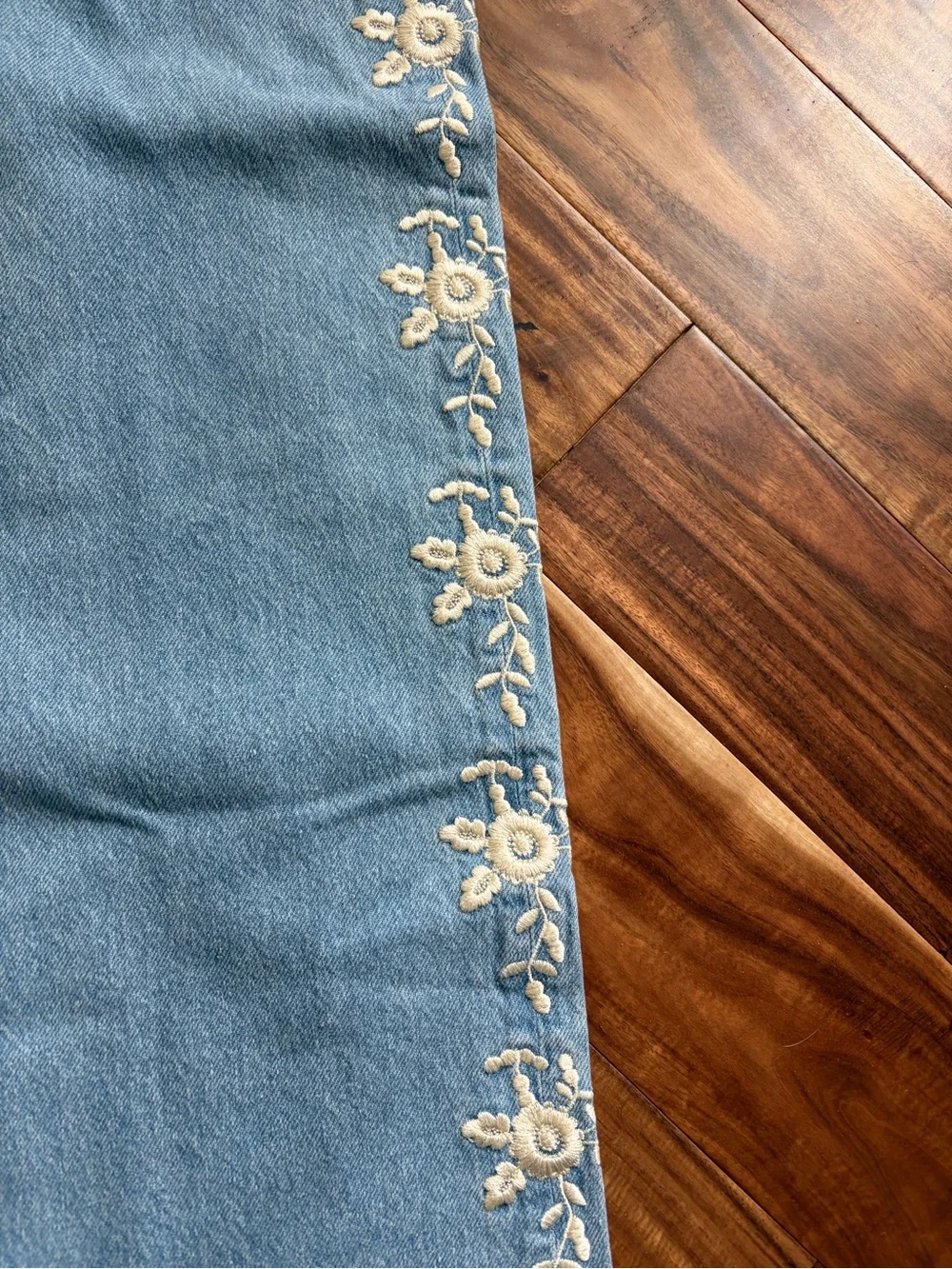 Sézane VALENTIN TROUSERS - SÉZANE X SEA NY DENIM BLUE WITH CREAM EMBROIDERY - Picture 6 of 11
